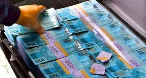 "Dinheiro brasileiro" "Inúmeras notas de cem reais juntas" O resto de condições são as de sempre