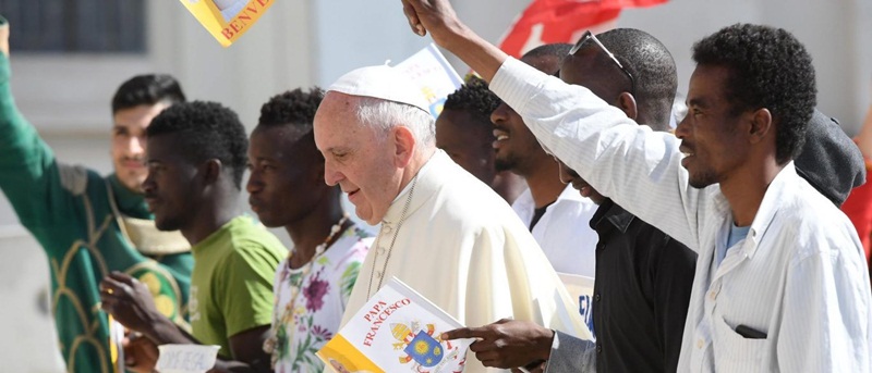 Refugiados se sentam ao lado do Papa na praça de São Pedro