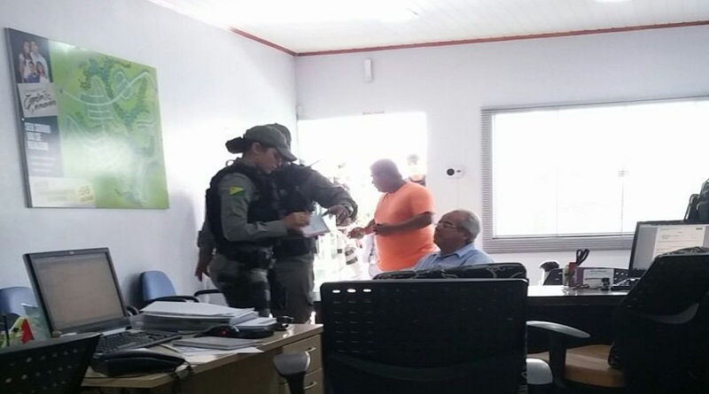 Assaltantes armados rendem funcionários de escritório imobiliário em Cruzeiro do Sul