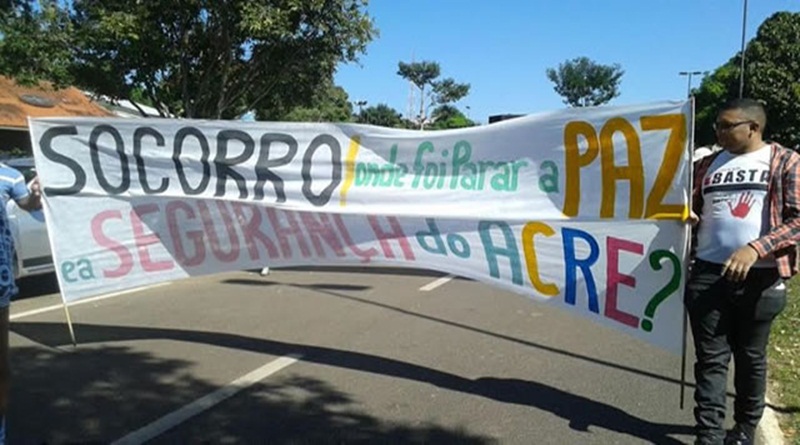 Jovens realizam manifestação contra a violência