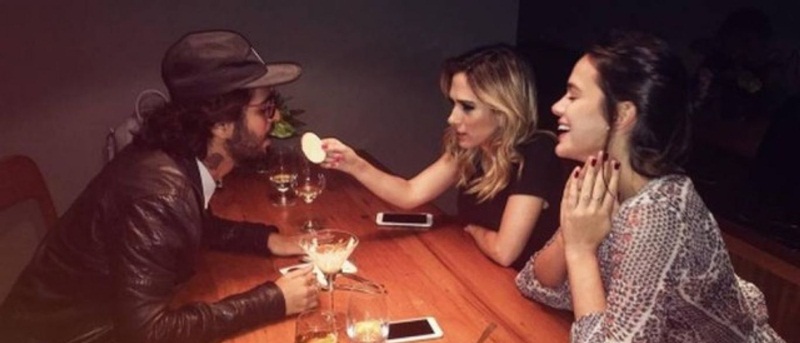 Tatá e Marquezine brincam com ato religioso e fãs detonam as atrizes