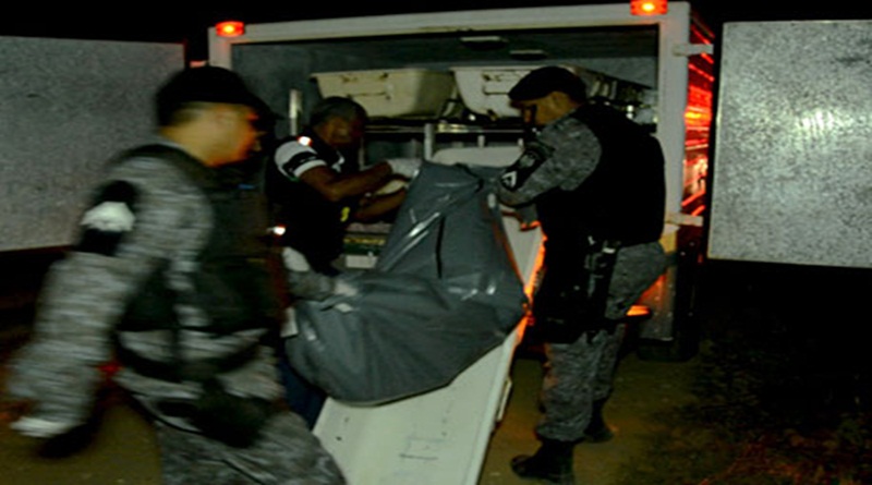 Jovem é encontrado morto e sem roupa em terreno abandonado