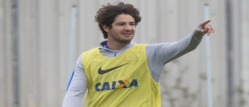 Sem deixar saudade dos dois lados, Pato deixa Corinthians