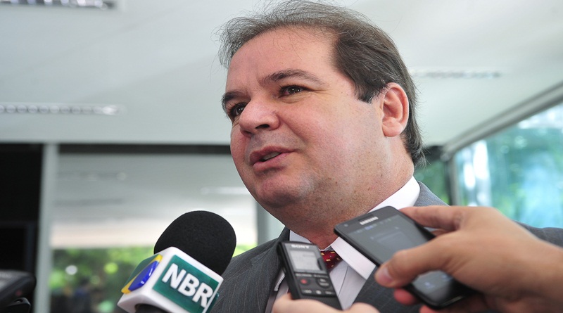 Deputados aprovam redução de 20% no salário de Tião Viana e secretários