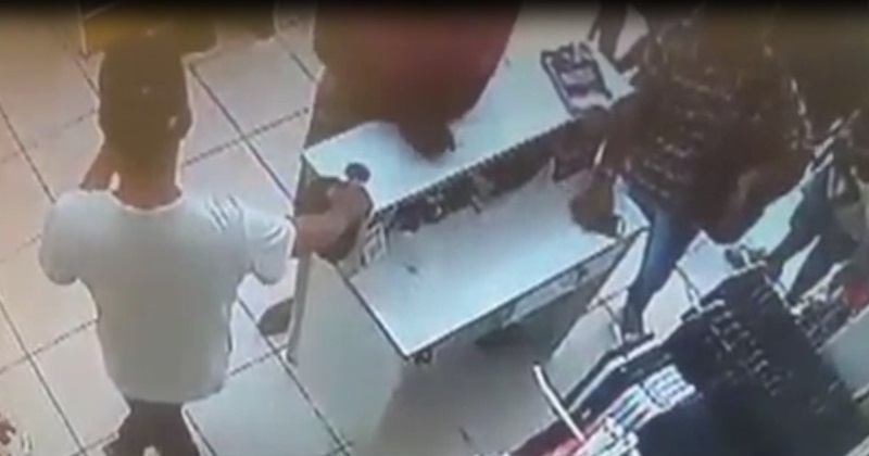 Mulher é flagrada roubando aparelho celular em loja