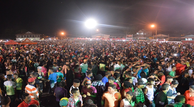 Show com cantor nacional reúne milhares de pessoas em Rodrigues Alves