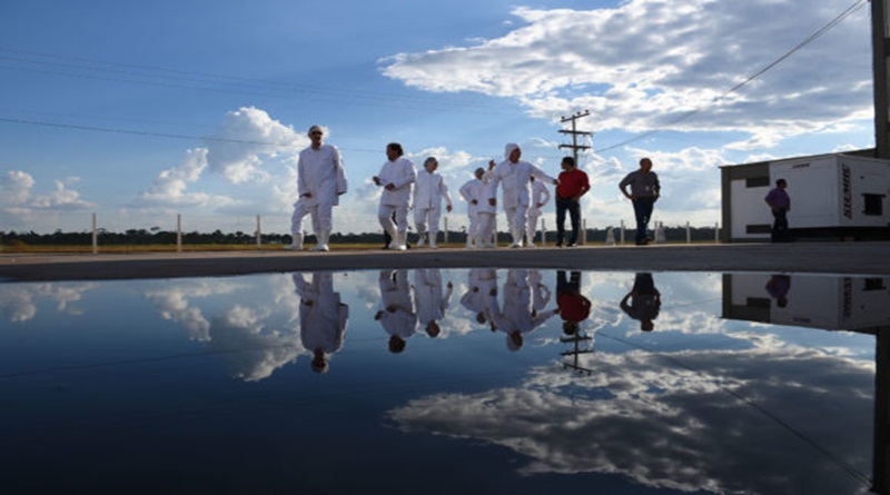 Executivos do grupo JBS conhecem indústrias de suínos e peixes do Acre