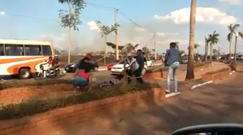 Homens são flagrados agredindo mulher com supostas barras de ferro após a Cavalgada; veja o vídeo