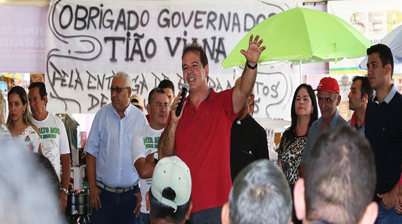 Tião Viana entrega mais de 50 pequenos negócios para famílias de Brasileia
