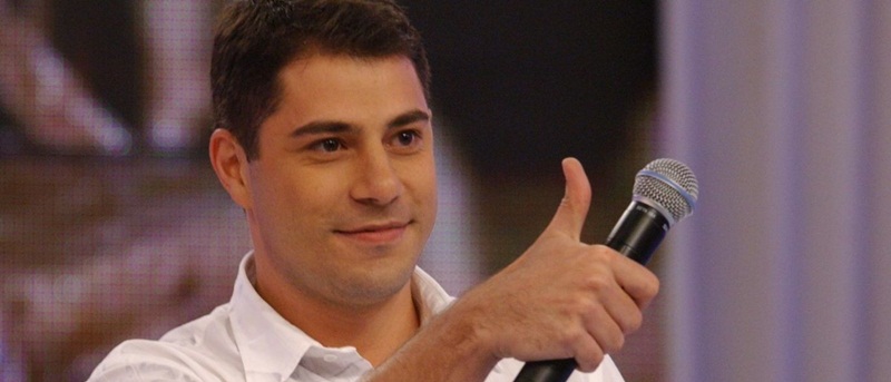 Evaristo Costa dá patada em seguidores e repercute nas redes sociais