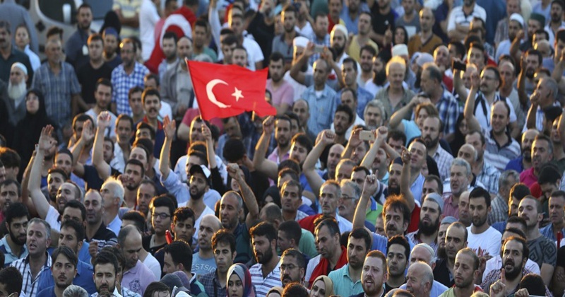 Tentativa de golpe na Turquia deixa pelo menos 265 mortos