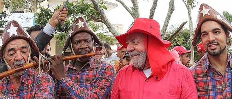Com chapéu de cangaceiro, Lula prioriza agenda no Nordeste