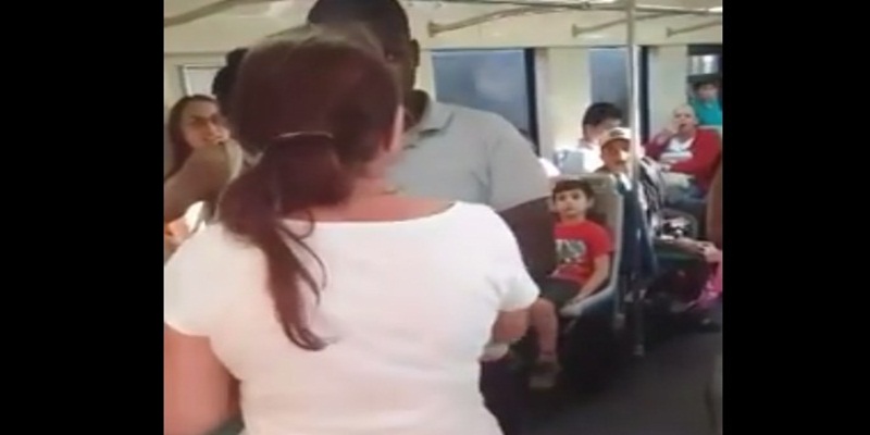 Vídeo: Mulher acusa imigrante negro de roubar seu celular, e encontra o aparelho dentro da bolsa