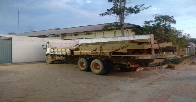 Homem é preso transportando madeira ilegal