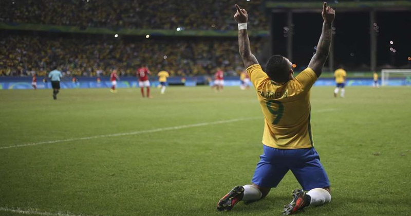 Brasil goleia a Dinamarca e vai as quartas de finais