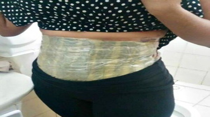 Mulher é flagrada com meio quilo de cocaína preso ao corpo