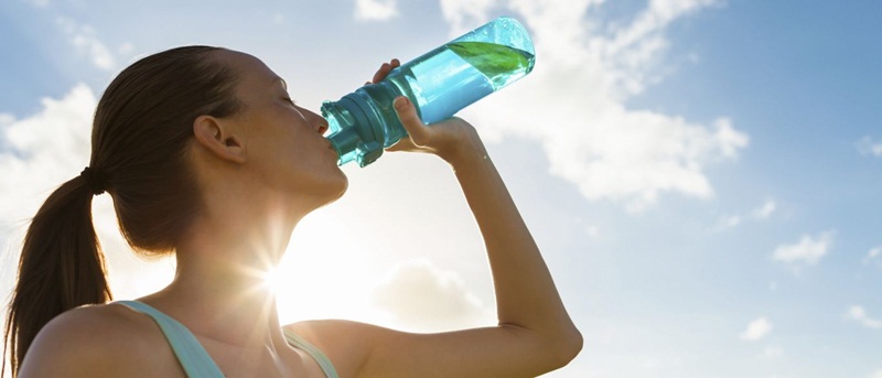 Os perigos de usar sempre a mesma garrafa de água sem lavar