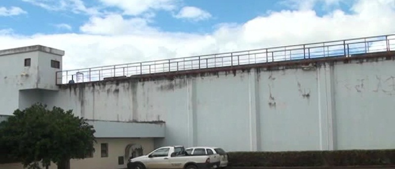 Mãe deixa filha abandonada na porta de presídio para visitar marido suspeito de abuso