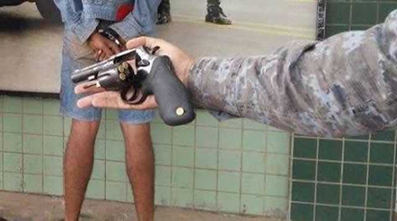 Adolescentes são apreendidos com arma de fogo e moto roubada