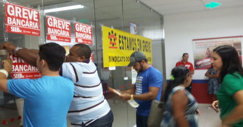 Bancários rejeitam reajuste e mantêm a greve