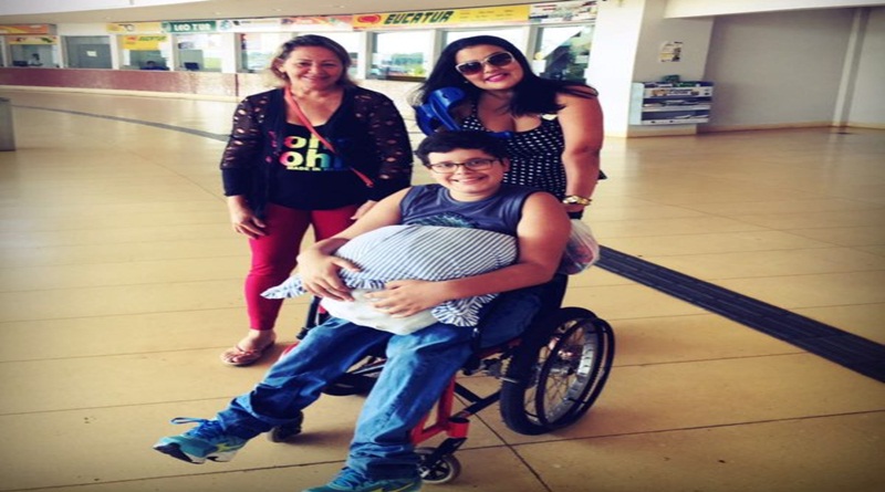 Menino que teve as pernas amputadas depois de acidente em Cruzeiro do Sul precisa de ajuda para trocar próteses