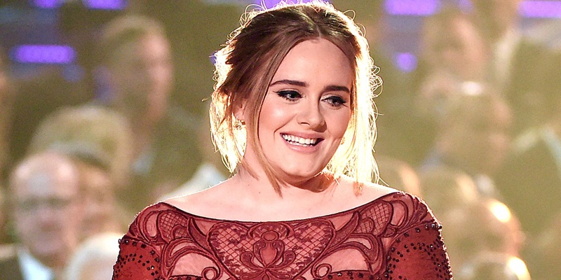 Adele interrompe show para lamentar separação de Angelina Jolie e Brad Pitt