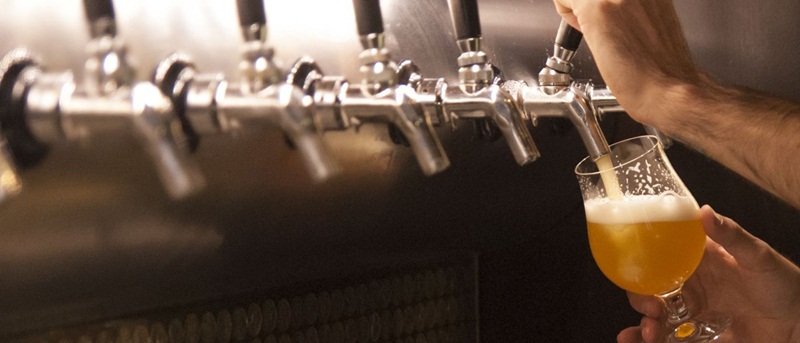 Basta um copo de cerveja para ficar mais sociável, diz estudo
