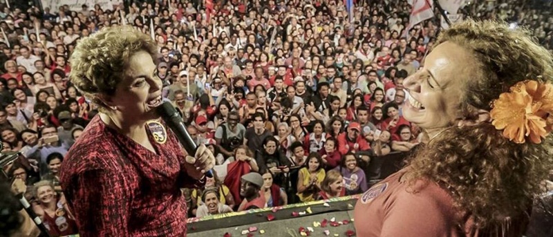 Ao lado de Jandira Feghali, Dilma defende Lula em ato de campanha