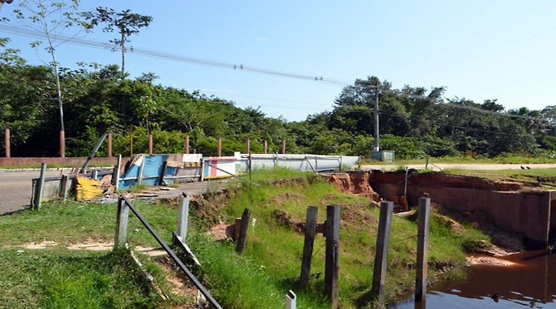 Com chuva, cratera em rodovia de Cruzeiro do Sul sofre novo desmoronamento
