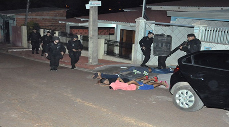 Por causa de cofre, assaltantes fazem família refém por mais de duas horas