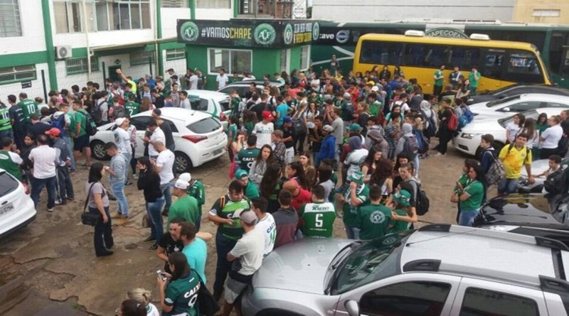 Em Chapecó, comoção em frente à Arena Condá