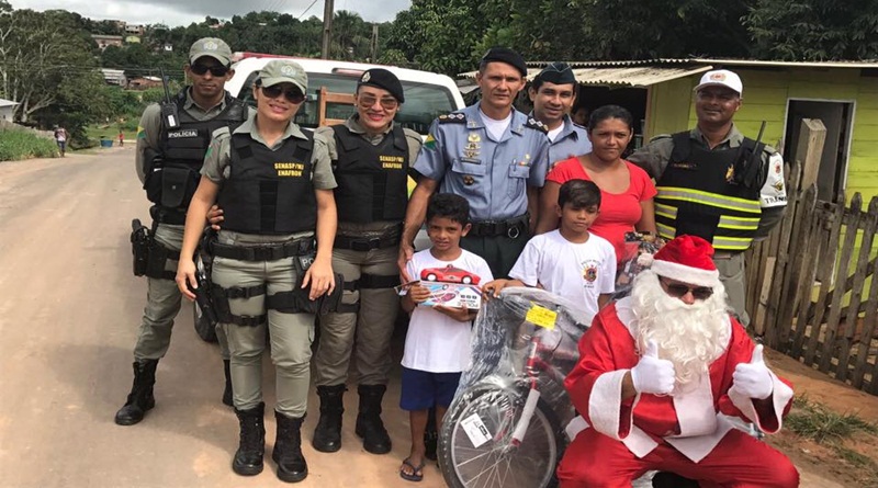 Em Cruzeiro do Sul, Policiais Militares do 6º Batalhão realizam sonho de crianças e entregam presentes de natal