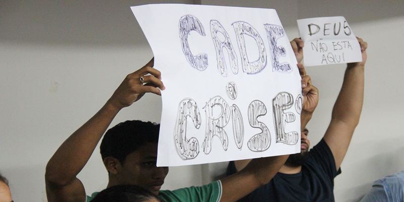 Câmara Municipal de Vereadores é marcada por protestos na última sessão do ano