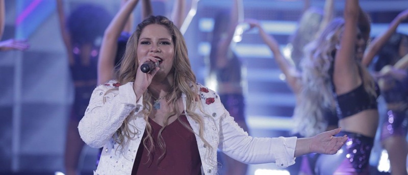 Marília Mendonça é surpreendida com pedido de noivado no Natal