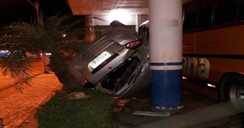 Motorista perde controle de carro, capota e foge