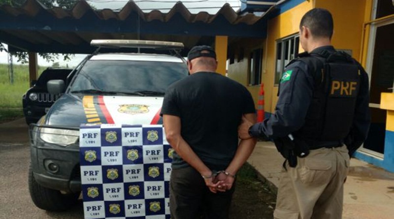 PRF aprende 1,6 kg de cocaína escondido em painel de carro
