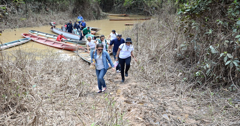 Juruá Solidário entrega donativos a ribeirinhos