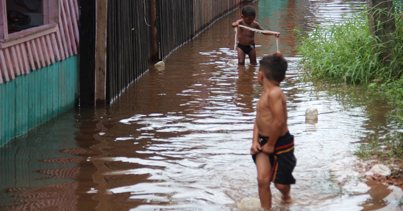 Moradores relatam abandono das autoridades durante cheia do Rio Juruá; idosos e crianças estão vivendo em meio a alagação