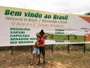 Filha de Nando Reis viaja a América do Sul com o marido em antigo carro do pai. O casal chegou ao Acre após passar por 7 países