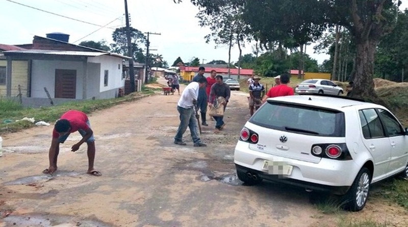“Não tenho nada contra”, diz secretário de obras, após ver moradores tapando buracos em Cruzeiro do Sul