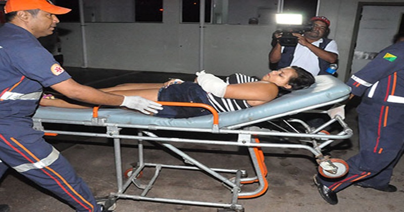 Jovem de 21 anos é baleada durante assalto