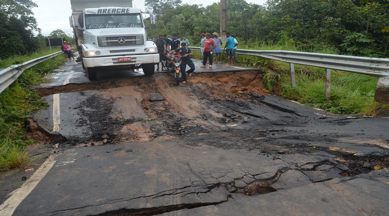 Cabeceira da ponte sobre o rio Cigana afunda e BR 364 é interditada