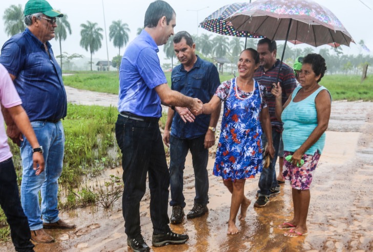 Mesmo debaixo de chuva, Marcus Alexandre inspeciona travessas do bairro Canaã