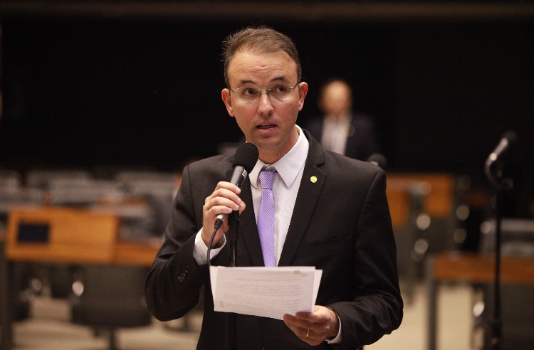 Leo de Brito denuncia plano de Temer para cobrança de mensalidade em universidades federais