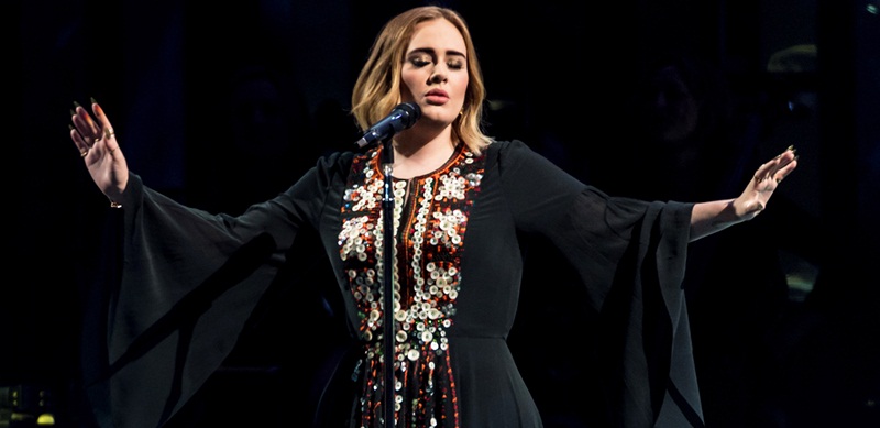 Adele é coroada rainha pop em show na Austrália
