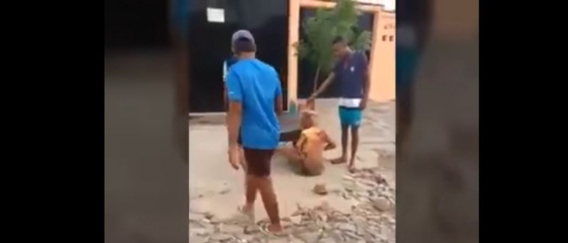 Travesti é espancada até a morte por cinco homens no Ceará; assista