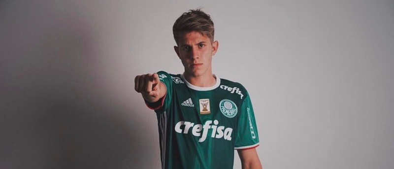 Palmeiras inscreve meia de 17 anos com a camisa 10 na Libertadores