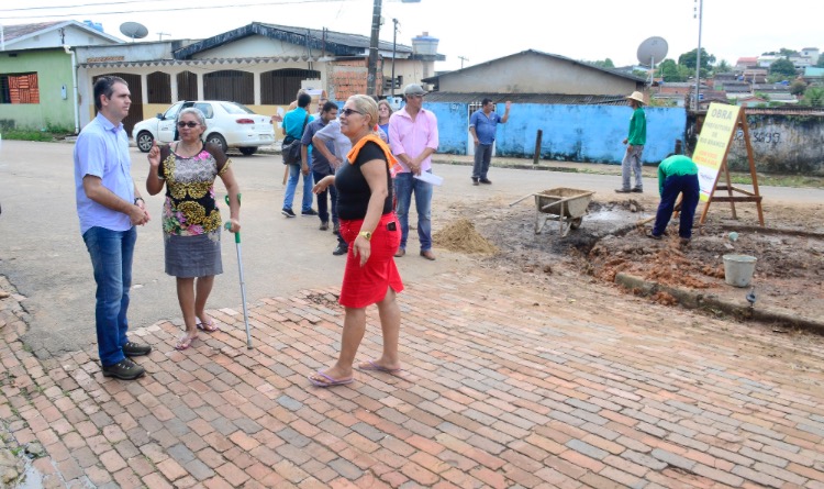 Prefeito Marcus Alexandre vistoria obras de calçadas no Tangará e Xavier Maia
