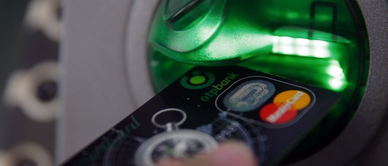 Travestis e transexuais podem ter nome social em cartões bancários