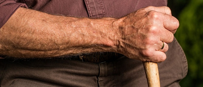 Idoso é agredido com golpes de enxada no interior de São Paulo